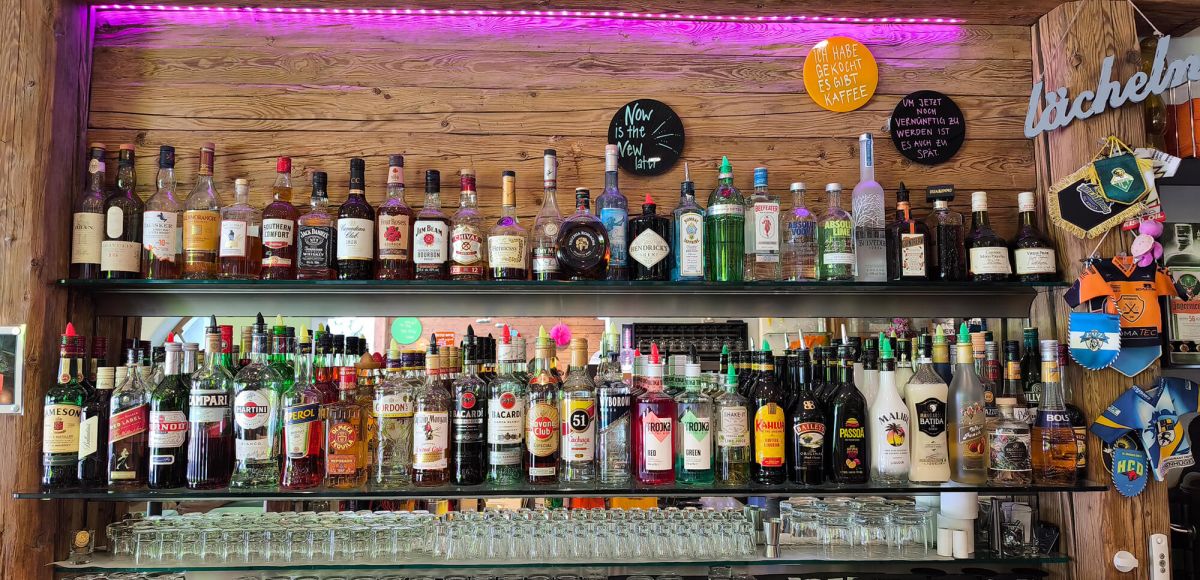 Backbar mit schön angerichteten Spirituosen in der Overtime Bar